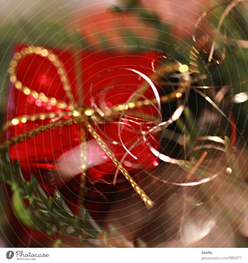 Überraschung in der Weihnachtszeit Vorfreude Bescherung Weihnachtsgeschenk Geschenk Weihnachtsbaum Weihnachten Tradition elegant glänzend schenken Fröhlichkeit