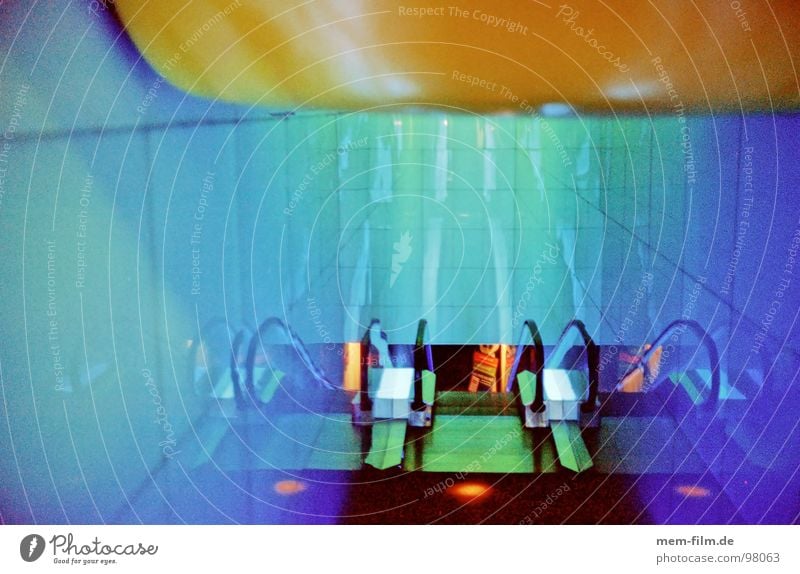 go! stoppen Grad Celsius Rolltreppe Maschine Verkehrsmittel Lichteinfall Passkontrolle Ablehnung abgelehnt unterirdisch Flughafen Farbe escalator
