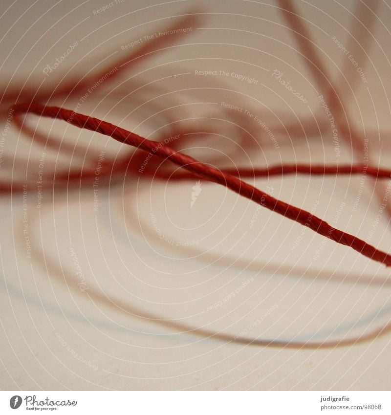 Roter Faden durcheinander rot Unschärfe Knoten verwickeln Faden verlieren Faser unklar Makroaufnahme Nahaufnahme Erfolg Konzentration Nähgarn Schnur liegen