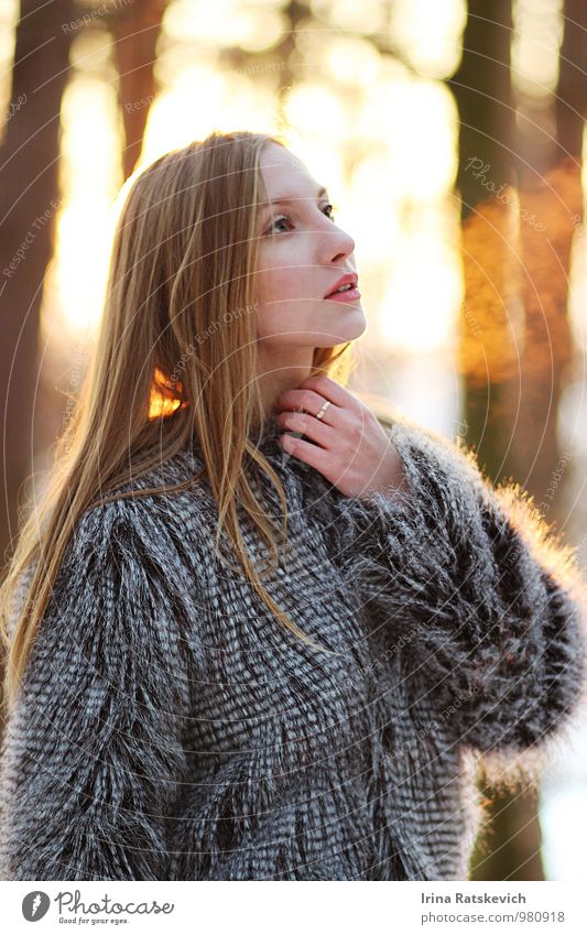 Wintermädchen Junge Frau Jugendliche 1 Mensch 18-30 Jahre Erwachsene Schönes Wetter Mode Pelzmantel genießen Blick träumen dünn Glück schön kalt niedlich
