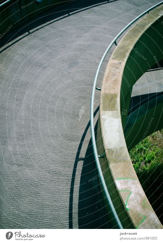 gebogene Fußgängerbrücke aus Spannbeton im Detail Brücke Brückengeländer Beton Halbkreis Spirale hoch oben trist Symmetrie Wege & Pfade Schattenspiel
