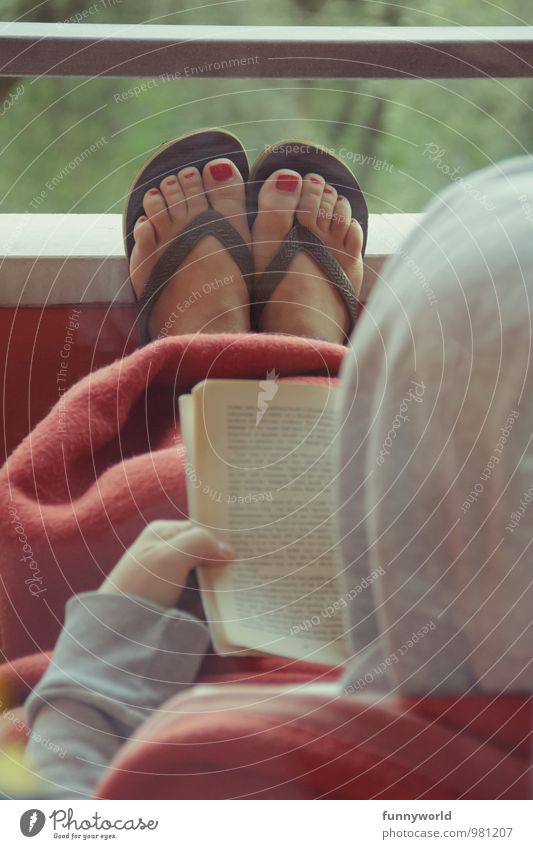 Lesen mit Füße Pediküre Nagellack Freizeit & Hobby lesen Frau Erwachsene Fuß 18-30 Jahre Jugendliche 30-45 Jahre Balkon anlehnen Erholung rot Farbfoto