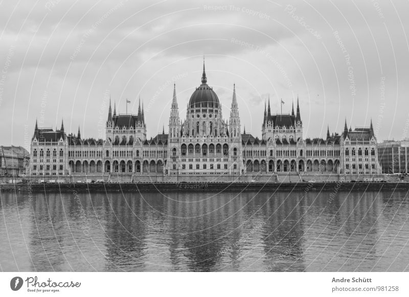 Budapest Stadt alt Országház Hungarian Parliament Building Parlament Schwarzweißfoto