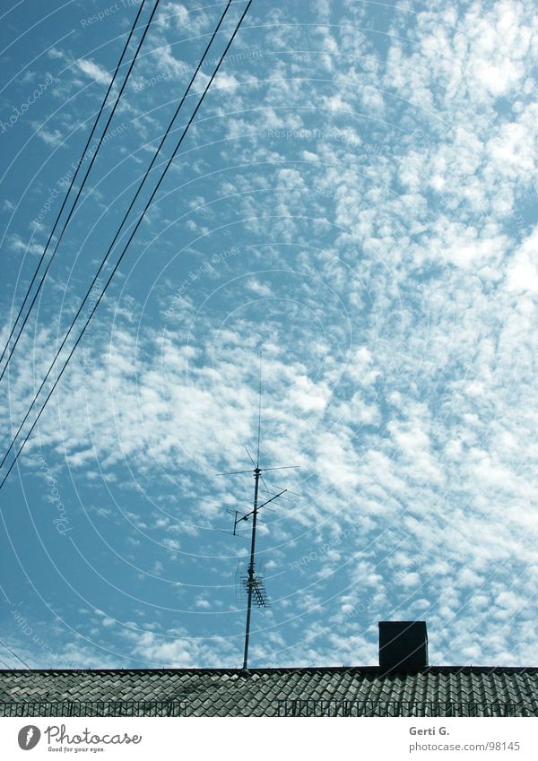 Strömung Elektrizität Energiewirtschaft himmelblau Wolken Altokumulus floccus Stromlinie Dach Dachfirst Antenne Dachziegel Leitung diagonal Oberleitung