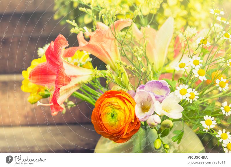 Sonnigen Blumen Strauß im Garten Stil Design Sommer Natur Pflanze Frühling Schönes Wetter Blumenstrauß Vase Sonnenstrahlen Dekoration & Verzierung Floristik
