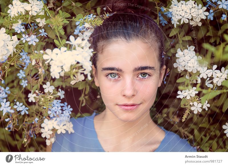 Porträt eines schönen Mädchens zwischen Blumen Lifestyle Stil Zufriedenheit Erholung Mensch feminin Jugendliche Gesicht 1 13-18 Jahre Kind Natur Pflanze