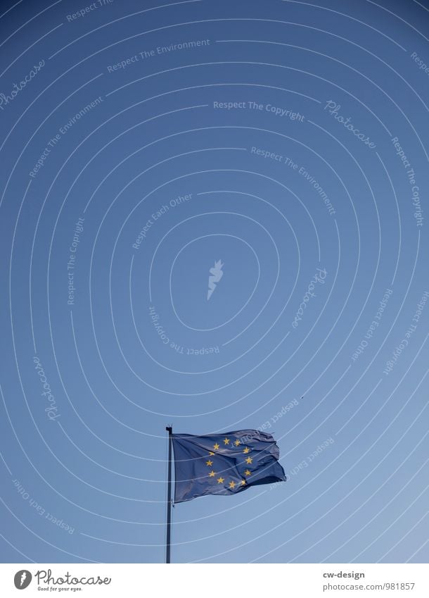 Blaue Fahne auf blauen Grund Wolkenloser Himmel Schönes Wetter Zeichen Eurozeichen historisch Politik & Staat Zusammenhalt Europa Europafahne Europatag