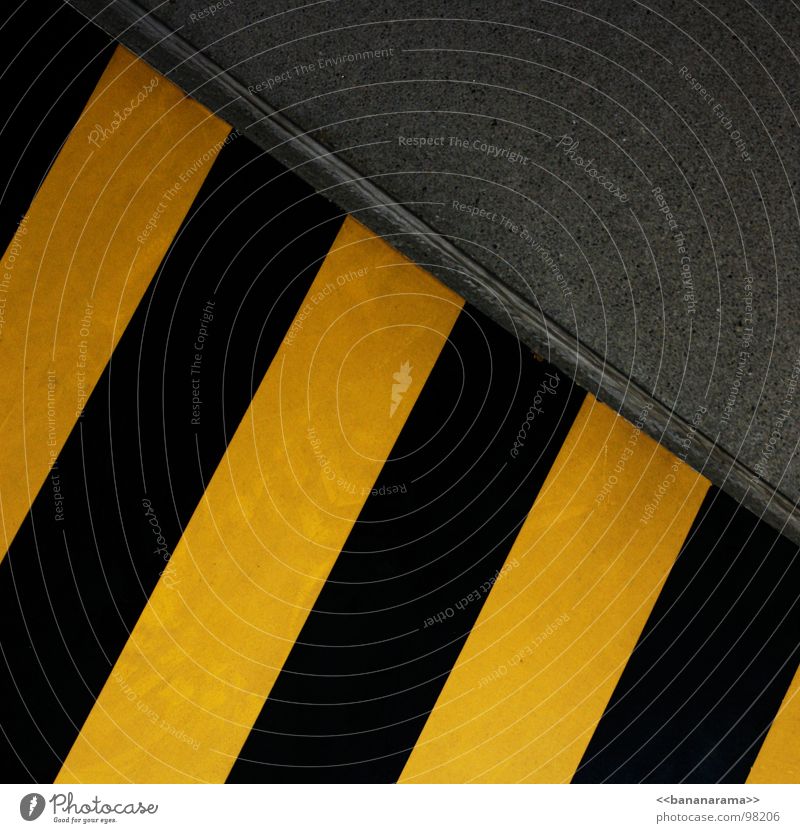 Tote Tigerente schwarz gelb Barriere Beton Blech Geometrie Muster einfach Industrie Tod Schilder & Markierungen Warnhinweis Respekt Metall