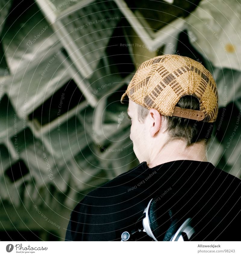 von hinten Kopfhörer Baseballmütze Mütze Kopfbedeckung Mann maskulin Herr hören laut genießen Walkman Krach schädlich Zusammenbruch Porträt Hiphop