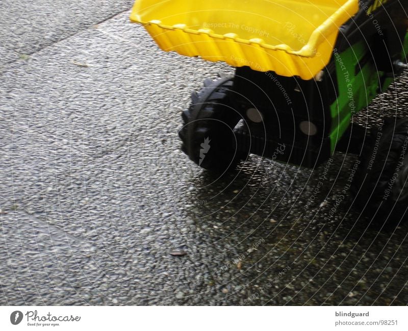 Tregger faahn Traktor Bauernhof Landwirt Wirt Betonplatte grün Schaufel Bagger Lampe schwarz gelb Spielzeug nass Feld Arbeit & Erwerbstätigkeit fahren Verkehr