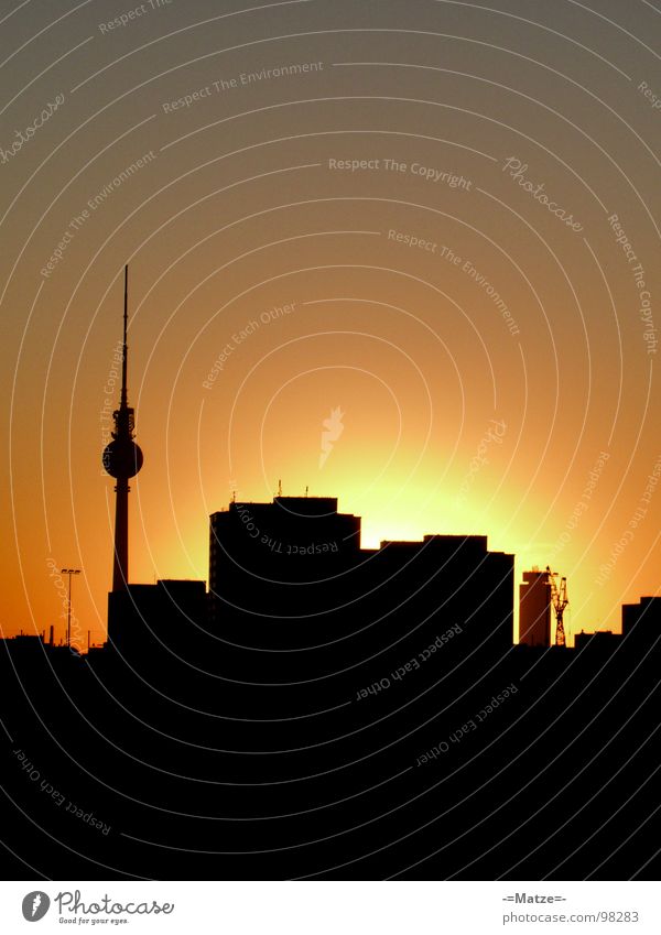 schwarz mit gelb Sonnenuntergang Alexanderplatz Berlin Silhouette alexander alexanderturm Turm Skyline