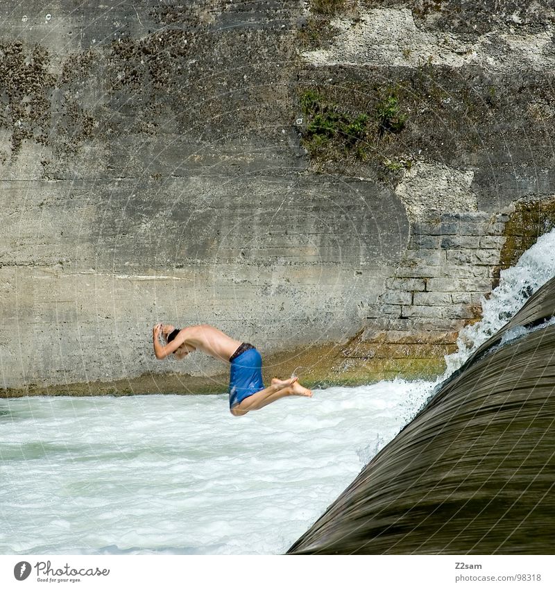 Isar Jumper VII springen Sommer Gischt Gewässer Bayern München Kopfsprung Zusammensein 2 abwärts Wand Mauer gefährlich Sport Wasser blau Niveau oben water Fluss