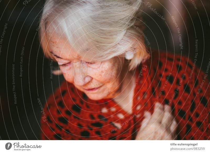 . ruhig feminin Weiblicher Senior Frau Großmutter 1 Mensch 60 und älter Haare & Frisuren weißhaarig alt träumen Traurigkeit rot Vorsicht Gelassenheit geduldig