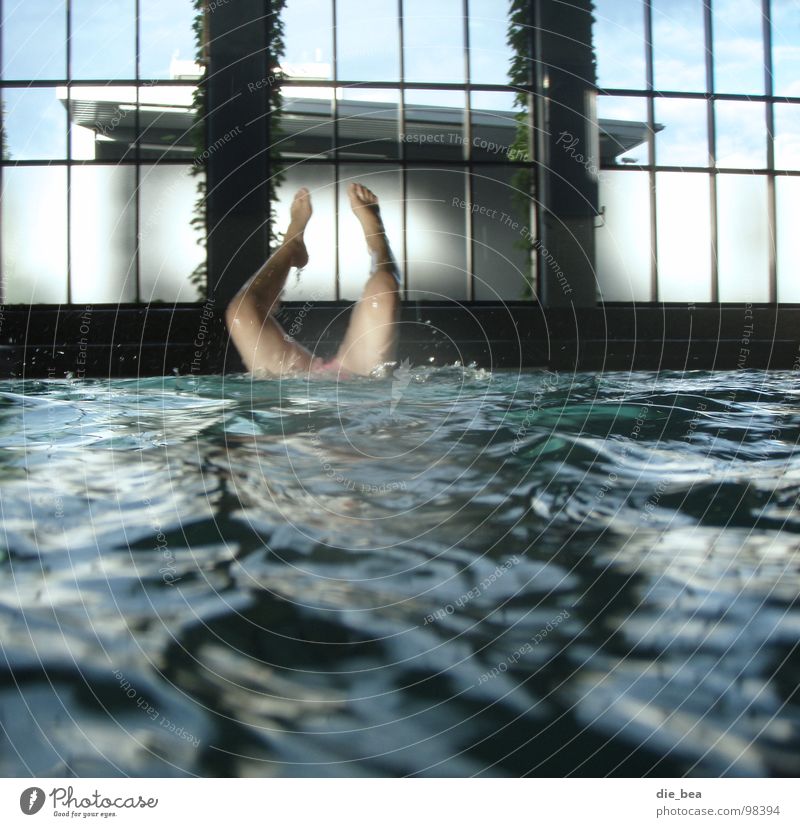 Bude voll Schwimmbad Fabrikhalle Handstand Fenster Wassersport Geschwindigkeit Beine Überschwemmung
