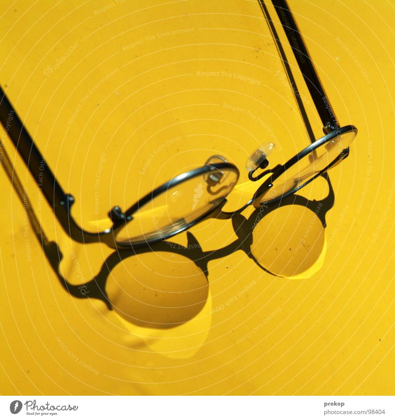 OP Tisch Brille Physik gelb heiß trocken brennen schmelzen Experiment Brillengestell blind durchsichtig zündeln anzünden Brandstiftung Sommer Konzentration