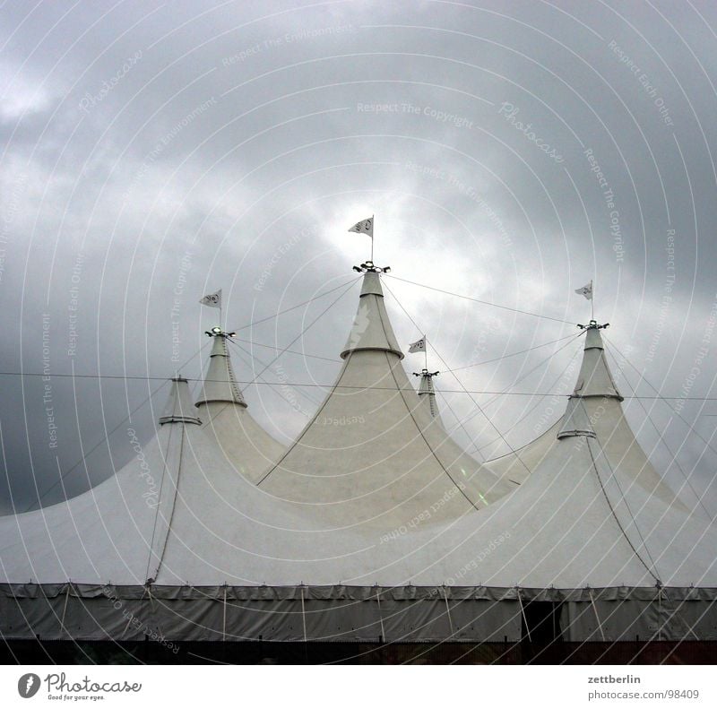 Volksfest Jahrmarkt Völker Wolken Wolkendecke Wolkenloch Zelt Veranstaltung Zirkus Zirkuszelt Fahne Beflaggung Sturm tief Tiefdruckgebiet Wetterdienst