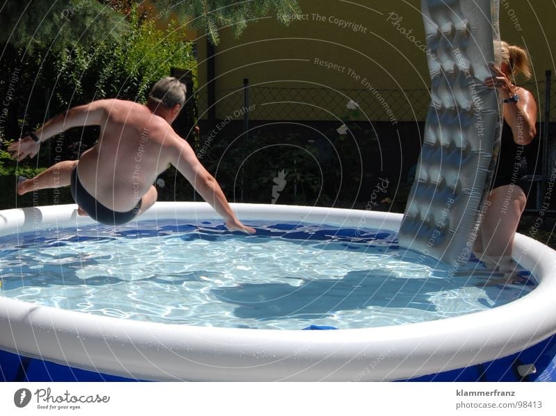 Ach Du Scheibe... Schwimmbad Spielen nass kühlen Kühlung dick springen Erholung Aktion Luftmatratze feucht Wasser blau Schatten Übergewicht Wasserbecken Mann