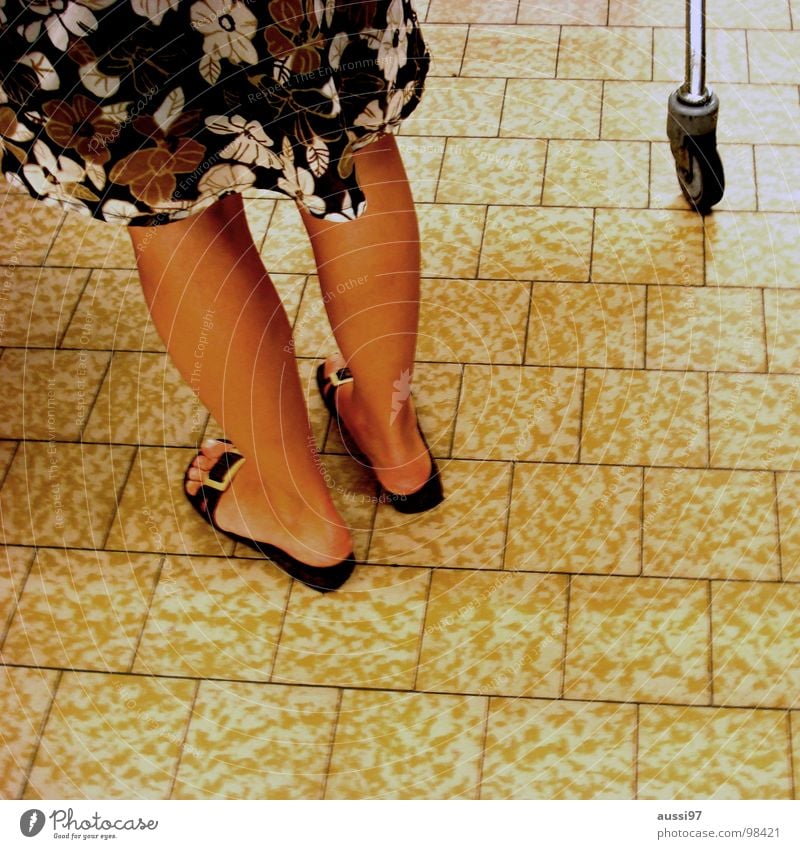 Unterarmgehstütze re. Frau Frauenbein Sommer Sandale rasiert Einkaufswagen Flipflops kaufen Unterarmgehstützen Bodenbelag Fliesen u. Kacheln zehenfrei