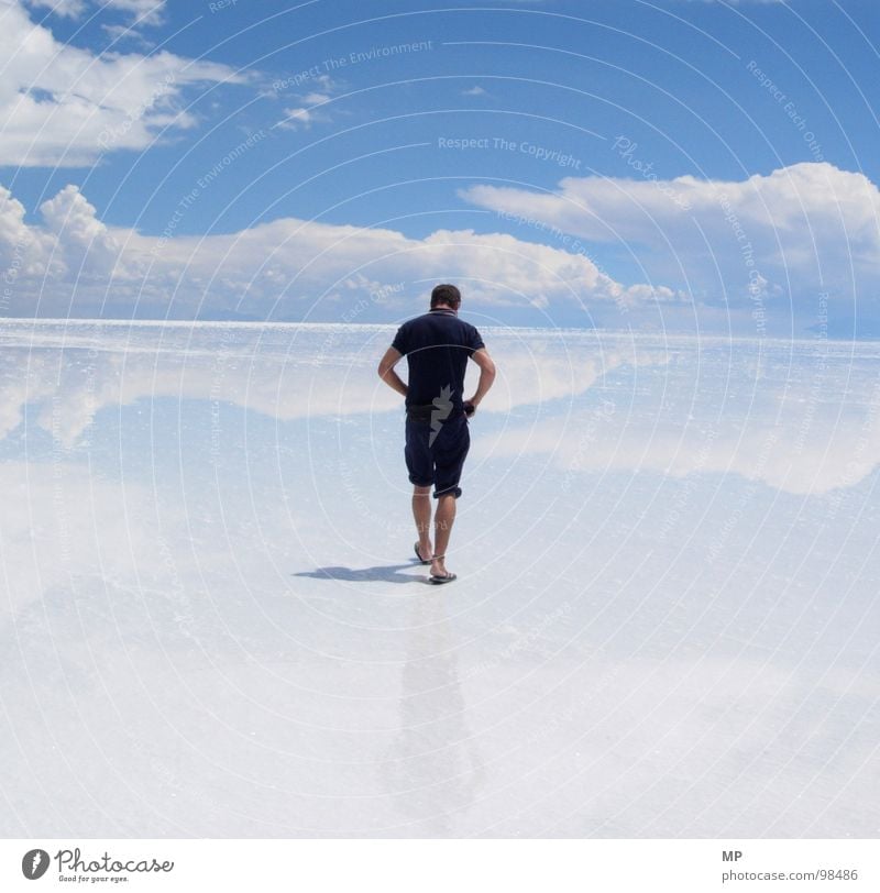 Skywalker I Himmel Salar de Uyuni Salzsee Spiegel Bolivien Wolken Abenteuer ungeheuerlich springen unten See blau hüpfen durchdrehen Hoffnung Ereignisse