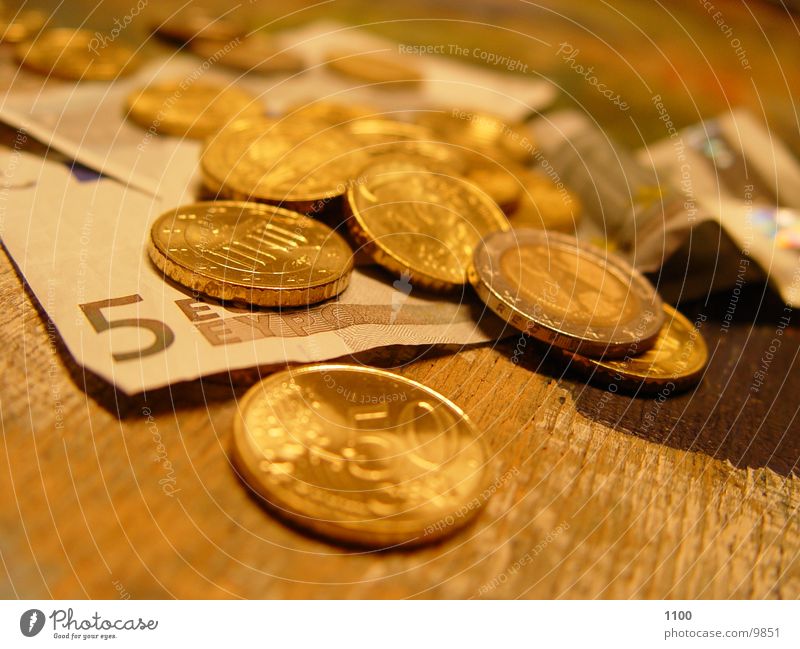 € (euros auf tisch) Geld Geldmünzen Euro cash Lichterscheinung