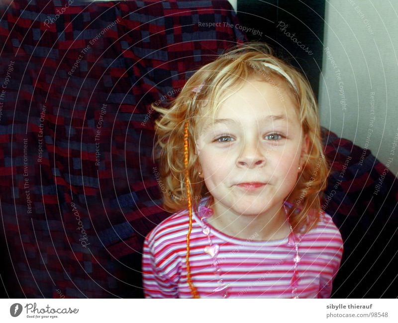 Anne Kind Mädchen Schmollmund Porträt blond Haarschmuck direkt Locken Haare & Frisuren grüne Augen frech