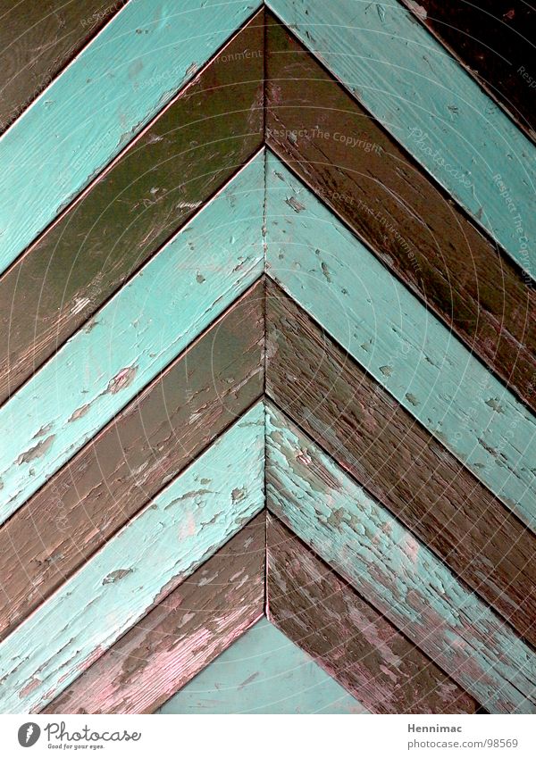 Hier ist oben. Tür Holz Pfeil Richtung Dach Detailaufnahme Strukturen & Formen Ordnung mint braun Maserung alt Ecke Linie Muster Spitze Lack Farbe antik Mangel