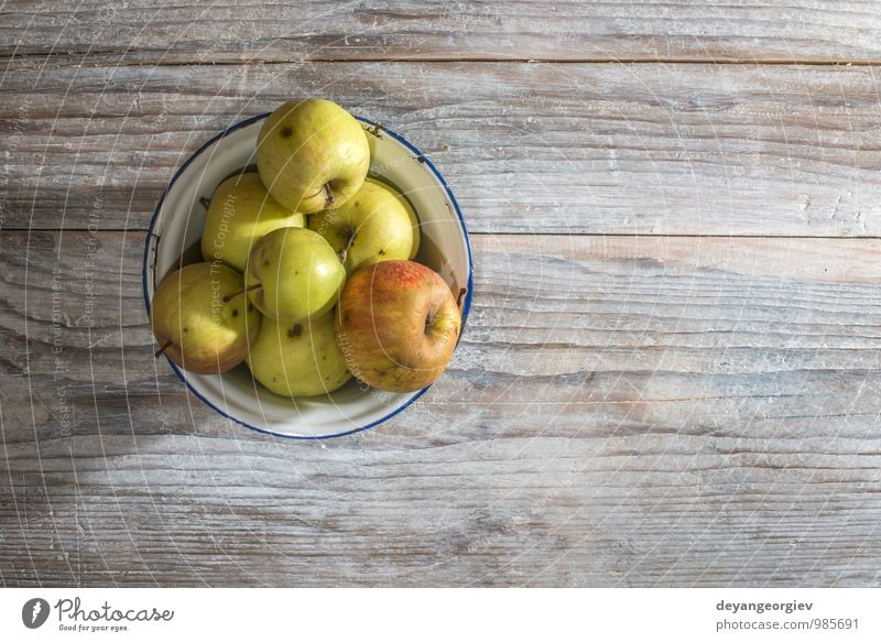 Äpfel im klassischen Metallbecher auf Holztisch Frucht Apfel Diät Tisch Erntedankfest Natur Herbst alt frisch lecker natürlich saftig rot altehrwürdig