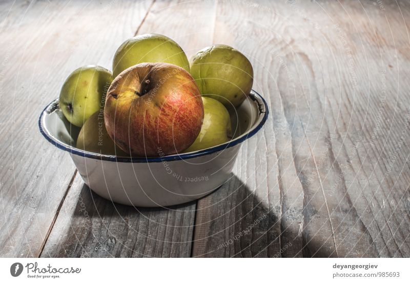 Äpfel im klassischen Metallbecher auf Holztisch Frucht Apfel Diät Tisch Erntedankfest Natur Herbst alt frisch lecker natürlich saftig rot altehrwürdig