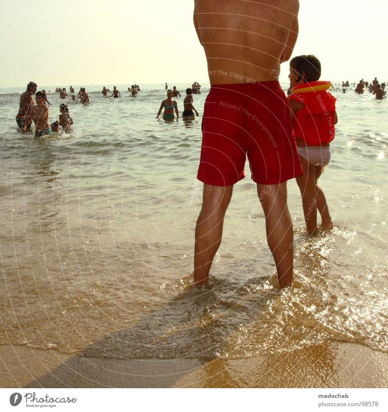 BAYWATCH Wachdienst Kontrolle stehen bewachen Mann Spielen toben Oberkörper Schwimmweste rot Strand Ferien & Urlaub & Reisen Sommer Sonne Physik heiß Mensch