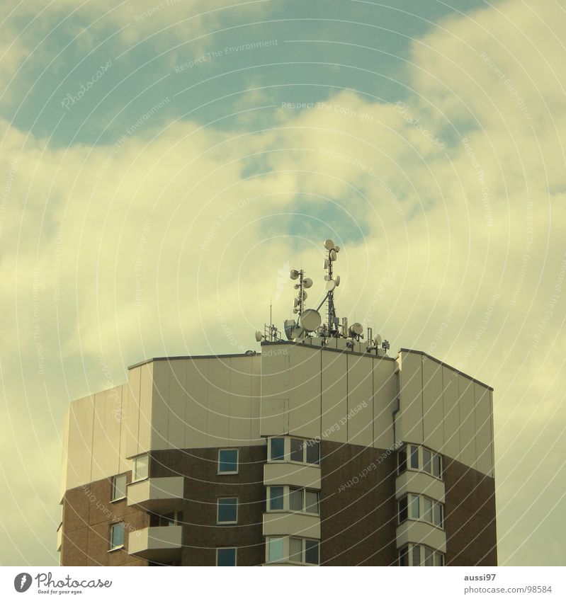 Hertzschmerz Antenne Hochhaus Stadt senden Sendeleistung Strahlung Etage Dach Penthouse Smog Elektrisches Gerät Technik & Technologie Frequenz Rundfunksendung