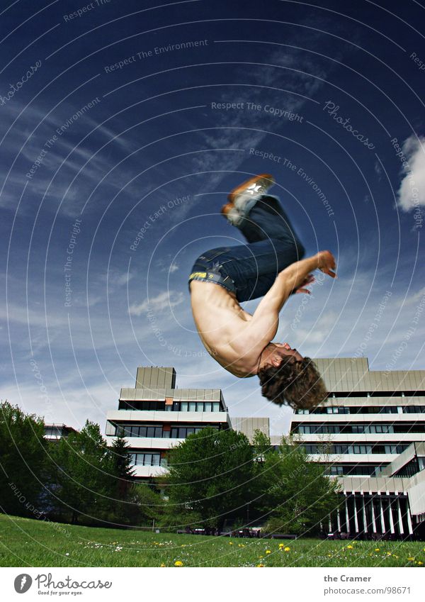 Saltohüpfer springen Akrobatik Turnen Wolken Schweben Sport Drehung Spielen Jugendliche Mann Dynamik hoch Himmel fliegen sportlich Jeanshose