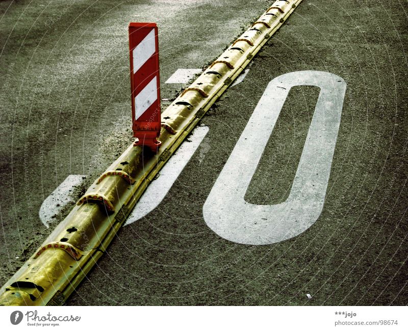 3I/0 Asphalt 30 Ziffern & Zahlen Baustelle Barriere gesperrt Bürgersteig Straßenverkehr Geschwindigkeitsbegrenzung limitiert Straßennamenschild Verkehr