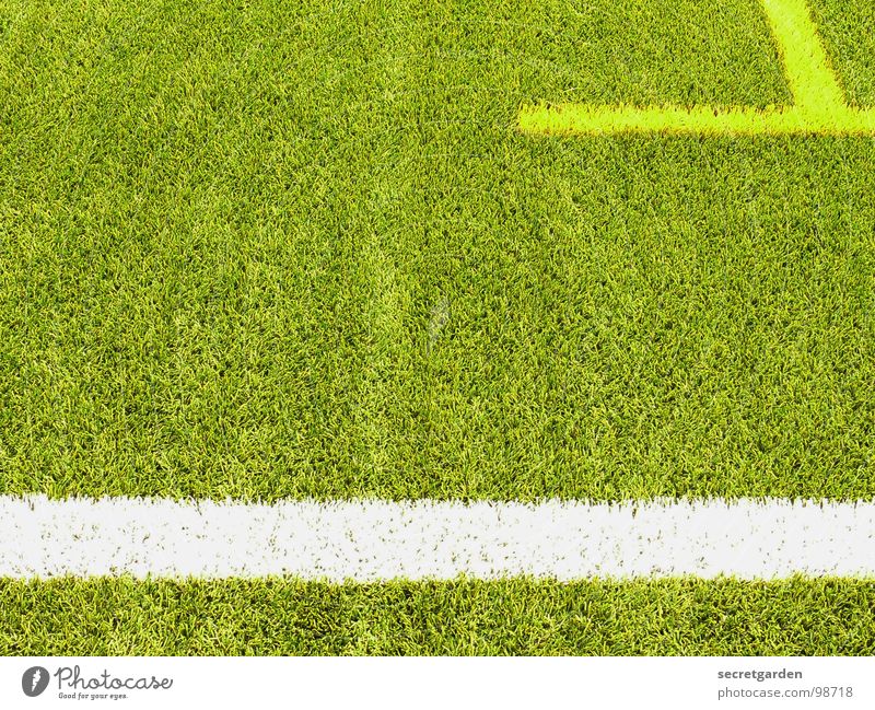 T Spielfeld Kunstrasen Randzone Bildausschnitt Sportplatz Am Rand Menschenleer gelb weiß grün Spielen Fußball Schilder & Markierungen Rasen Linie hell