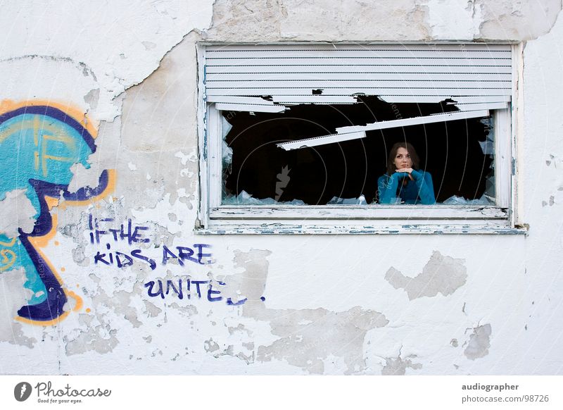 Wohnst du noch oder lebst du schon? Frau Wand Haus Putz Verfall verfallen Graffiti sprühen Tagger Gemälde Kunst Kunstwerk kaputt fertig weiß orange blau zyan