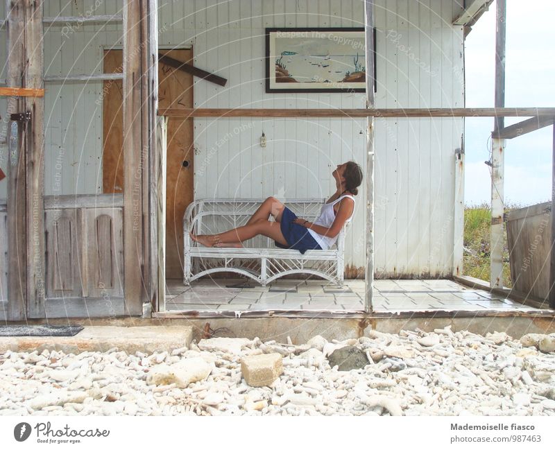 Das Haus am Meer Sommer Sommerurlaub Strand feminin Junge Frau Jugendliche 1 Mensch Sand Hütte Ruine Fassade Terrasse Stein Holz Erholung genießen liegen alt