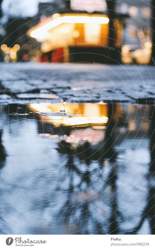 Imbiss in der Pfütze Wasser Herbst Winter schlechtes Wetter Regen Göteborg Stadt Stadtzentrum Menschenleer Hütte Verkehrswege Straße Wege & Pfade nass blau gelb