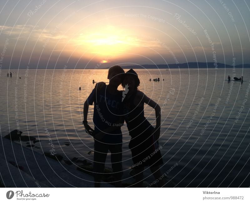 Sonnenuntergang am Balaton Kind Geschwister Bruder Freundschaft Paar Jugendliche 2 Mensch 13-18 Jahre Natur Wasser Sonnenaufgang Sonnenlicht Sommer Seeufer