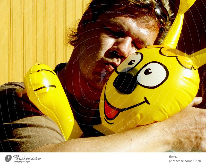 Symbioticals Schatten Freude Zufriedenheit Sonnenbad Mann Erwachsene Freundschaft Luft Sonnenbrille Spielzeug Kommunizieren Küssen lachen Liebe gelb Kuscheln