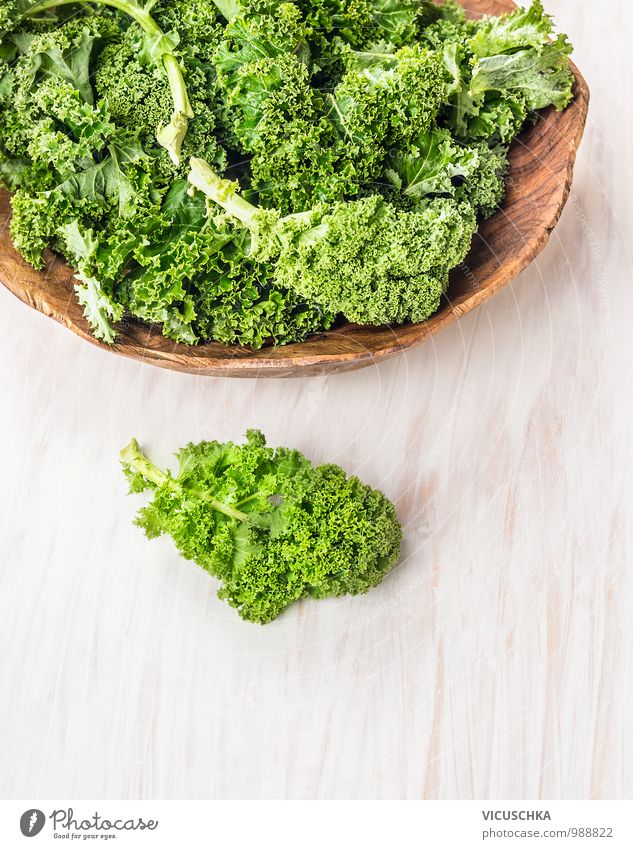 Grünkohl Blätter in Holzschüssel Lebensmittel Gemüse Salat Salatbeilage Kräuter & Gewürze Ernährung Festessen Bioprodukte Vegetarische Ernährung Diät