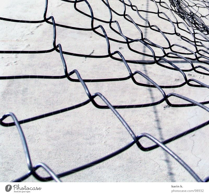 Maschendrahtzaun Draht Zaun weiß schwarz Mauer Muster Schlaufe grau Eisen Handwerk Netz Metall Schwarzweißfoto