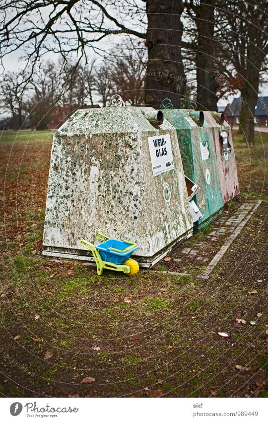 Abfuhr Spielen Kinderspiel Schubkarre Müllbehälter Umwelt Herbst Dorf Menschenleer Spielzeug Container Kitsch Krimskrams Kunststoff dreckig kaputt blau gelb