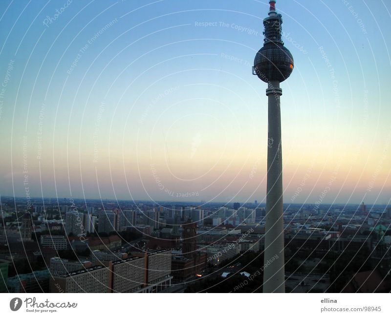 Berlin, du bist so wunderbar Farbfoto Außenaufnahme Menschenleer Textfreiraum links Textfreiraum oben Hintergrund neutral Abend Dämmerung Licht Lichterscheinung