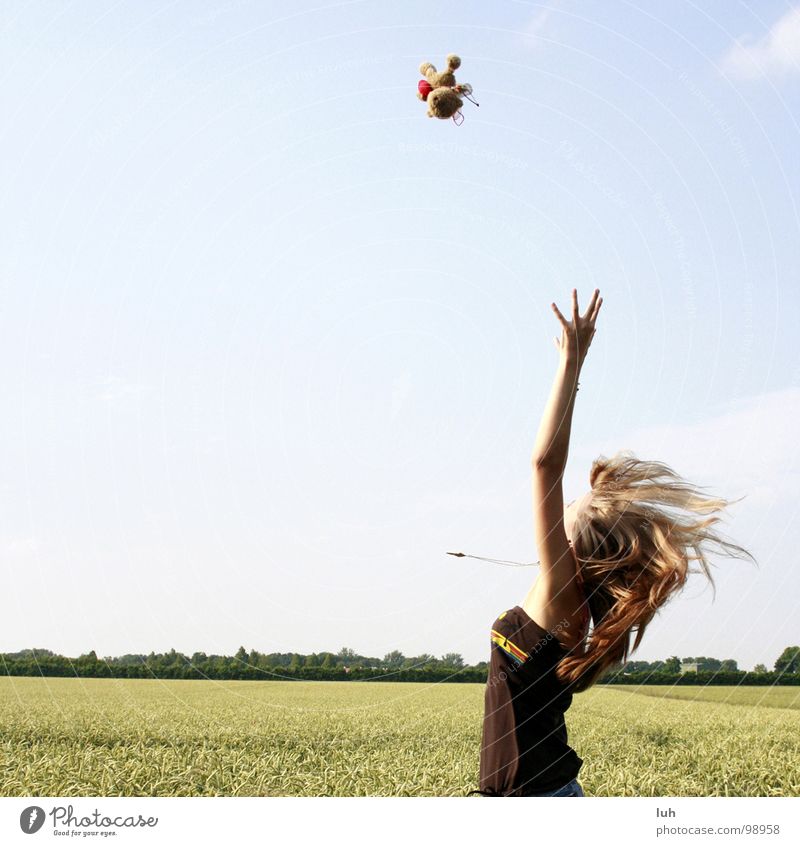 Faengst du mich auf? Teddybär Ziel Erfolg Kornfeld Feld Weizen Wolken Lebensfreude Mädchen Sommer Stil Jugendliche Freude fliegen Luftverkehr Wind