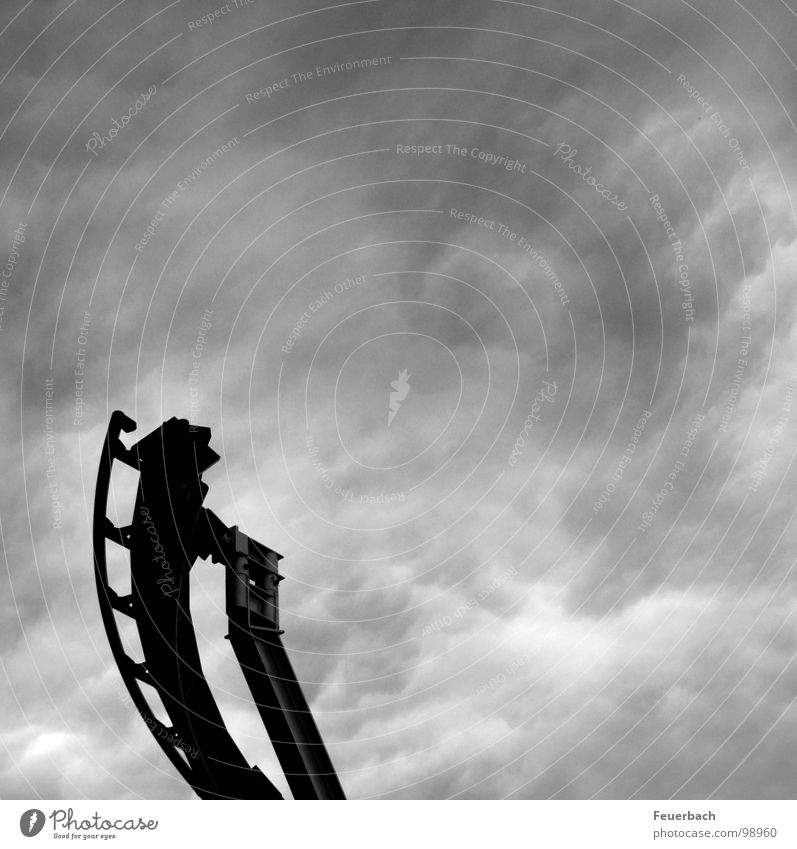 Achterbahn ins Nichts Schwarzweißfoto Außenaufnahme Strukturen & Formen Menschenleer Kontrast Freiheit Jahrmarkt Himmel Wolken Gewitterwolken Wetter