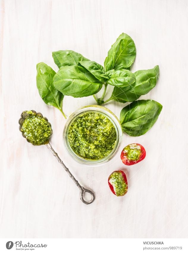 Basilikum Pesto im Glas mit Löffel und Tomaten Lebensmittel Gemüse Kräuter & Gewürze Öl Ernährung Bioprodukte Vegetarische Ernährung Diät Italienische Küche