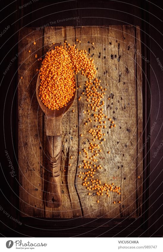 Rustikale Holz Löffel mit trockenen roten Linsen Lebensmittel Getreide Ernährung Stil Design Gesunde Ernährung Natur braun orange schwarz Hintergrundbild