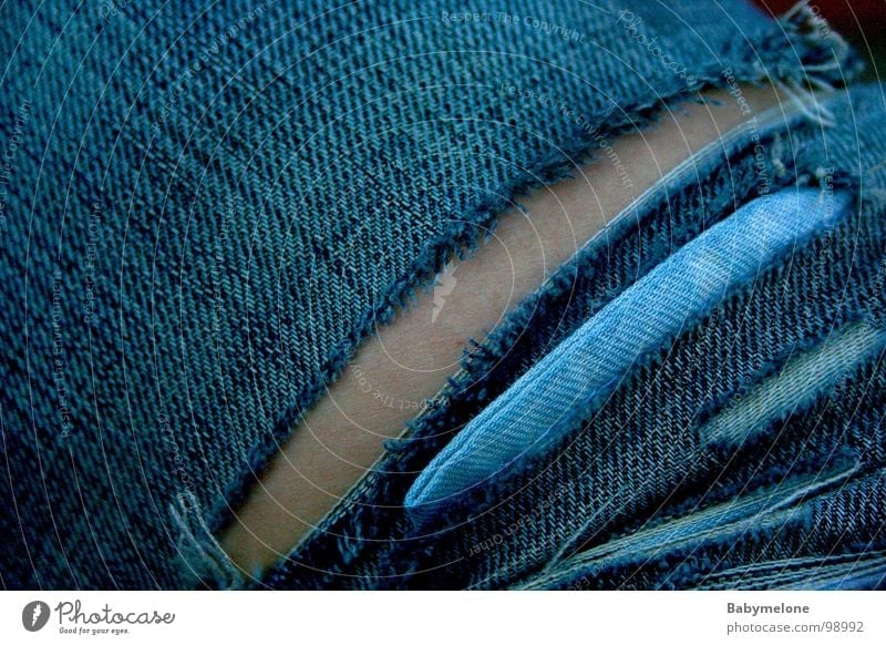 zerrissene Jeans kaputt alt Hose schäbig ausgefranst gerissen verwaschen Bekleidung Jeanshose zerirrssen blau Zerstörung Haut old Beine used Makroaufnahme blue