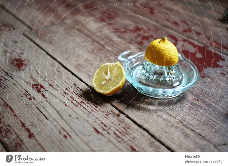 Vitamin C Lebensmittel sauer Zitrone gelb Zitrusfrucht Zitruspresse alt altehrwürdig auspressen Vitamine Frucht Gesunde Ernährung Gesundheit frisch Farbfoto