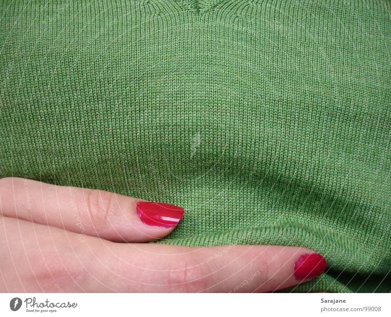 Bauchgefühl Intuition Oberkörper Pullover Hand Finger Hautfarbe Fingernagel Nagellack lackiert rot grün dunkelgrün Stoff Wolle Strickpullover Physik Bekleidung