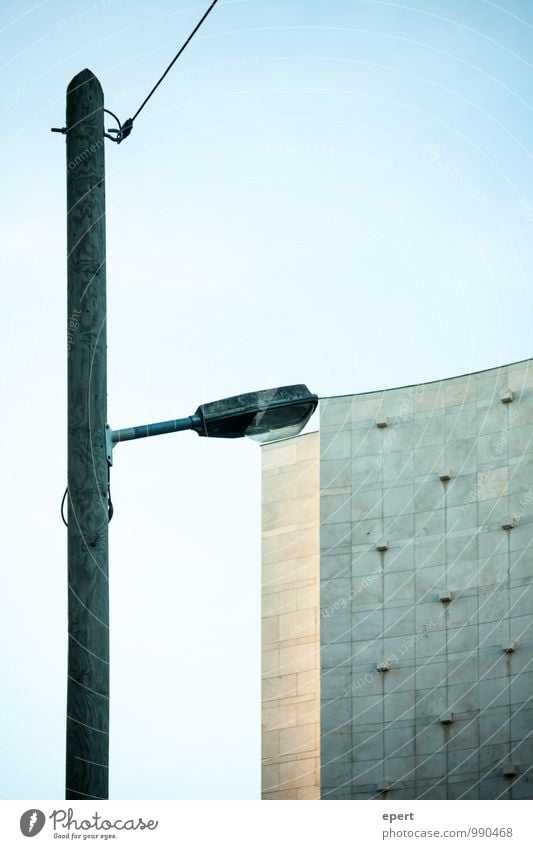 Urbane Analogie Haus Hochhaus Bauwerk Gebäude Architektur Straßenbeleuchtung Lampe Hochspannungsleitung Stadt Genauigkeit Perspektive Anpassung Farbfoto